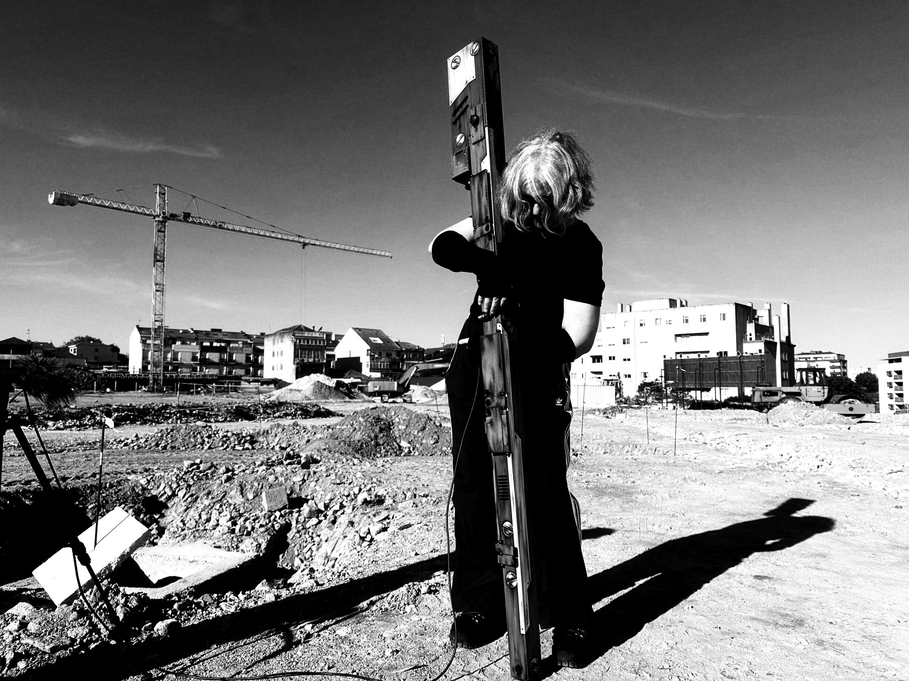 Sylvia Hinz with her instrument on a construction site